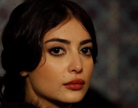 Melike pek Yalova, talyan Lisesi mezunu. yi derecede talyanca biliyor.