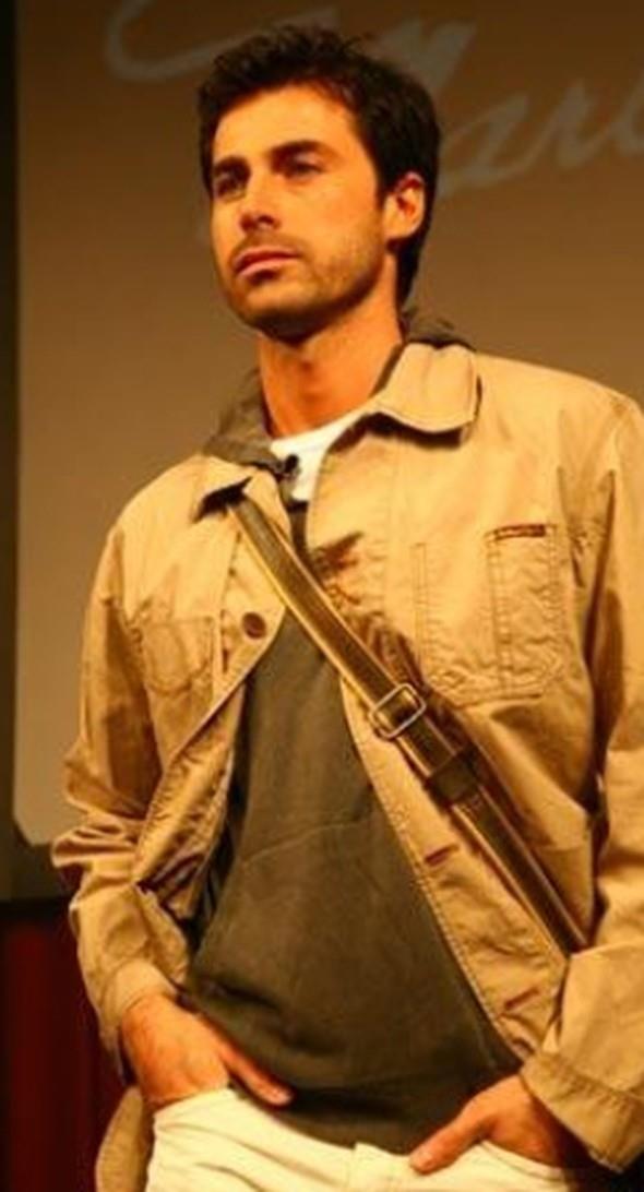 Kvan Kasabal da Saint Benoit mezunu. Onun da Franszca's iyi dzeyde.