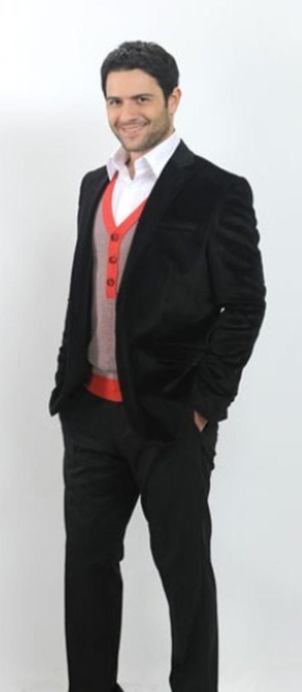 Kenan Ece de uzun yllar yurtdnda yaad. Avusturya Lisesi'ni bitirdikten sonra ABD ve rlanda'da okudu. yi derecede Almanca ve ngilizce biliyor.