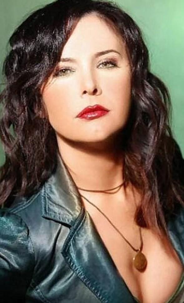 ebnem Ferah, bir sre stanbul niversitesi ngiliz Dili ve Edebiyat blmnde okudu.