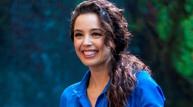 Azra Akn, Hollanda'da uzun yllar yaad iin Flemenke biliyor. Akn, ngilizce de konuuor.