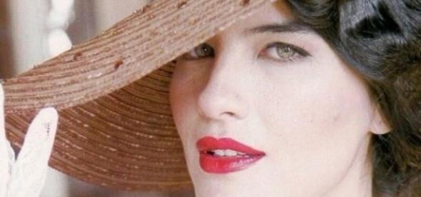 ahnaz akralp stanbul Alman Lisesi'ni bitirdi. Bir sre Avusturya'da yaad. yi dzeyde Almanca ve ngilizce biliyor.