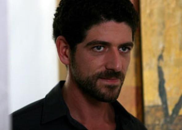 Bir Saint Benoit mezunu da Cemal Hnal. O da iyi derecede Franszca biliyor.