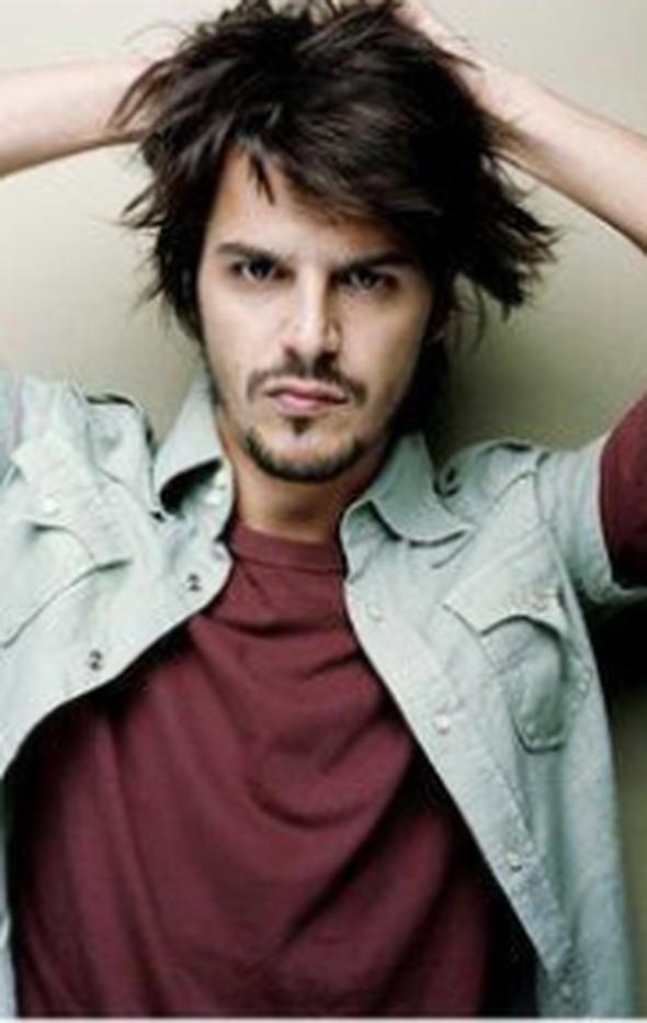 Mehmet Gnsur, talyan Lisesi mezunu. Uzun sre talya'da yaad. Ana dili gibi talyanca konuuyor.