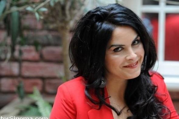 Nursel Kse, Trkiye'de dodu sonra Almanya'ya gitti. Uzun yllar yaad lkenin diline ana dili gibi hakim.