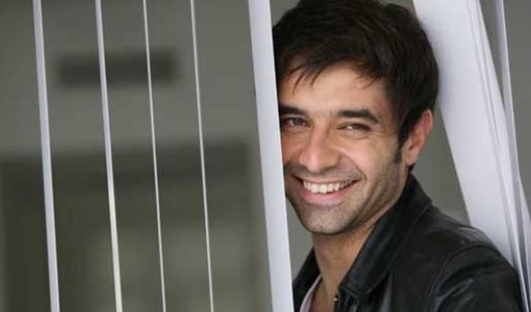 Cansel Elin de Fransa'da eitim grd.Onun da akc bir Franszcas var. Hatta ilk dnemlerde Trkesi iyi olmad iin dizilerde dublaj yaplyordu.