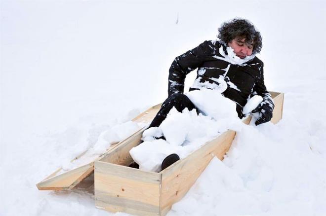 ERZURUM Atatrk niversitesi Gzel Sanatlar Fakltesi (GSF) retim yelerinden Prof. Dr. Mehmet Kavuku, terr olaylarn protesto etmek iin diri diri tabuta girdi.