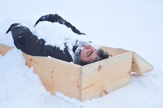 nsanda ki lm korkusu zerine teolojik, felsefi, edebi kitaplar yazlm, gzel sanatlarda saysz resim, heykel yaplmtr ama lmn insana yaknln ve insann iinde olutuunu en iyi anlatanlardan biri olan Rainer Maria Rilke 'Malte Laurids Brigge'nin Notlar' adl romannda dillendirir. Meyve iinde ekirdei nasl tarsa, insan da iinde lm yle tar. Belki de lmn insana yaknl ancak bu kadar izah edilebilirdi."