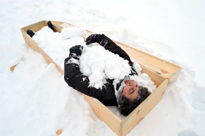 Erzurum, Atatrk niversitesi Gzel Sanatlar Fakltesi (GSF) retim yelerinden Prof. Dr. Mehmet Kavuku ilgin bir eylem yapt. Artan terr olaylarna dikkat ekmek iin hava scaklnn sfrn altnda 15 dereceye kadar dt kentte tabuta girdi.