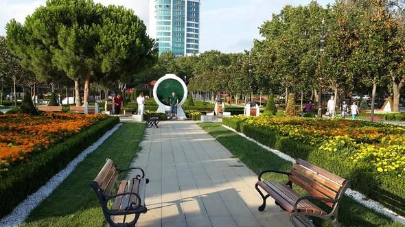 stanbul'da Gztepe Park'nn hemen yannda oturuyorum. 3 gndr TV seyredemiyorum. (Bir TV servis salaycsnn) abonesiyim. Arayp sorduumda elektrik kesintisi nedeni ile servis veremediklerini sylyorlar. Taahhdm bozup bir baka servis salaycsna gemeyi dndmde bana cezay demem gerektii syleniyor. TV&#8217;ye ne zaman kavuabileceim acaba? Mutlu bir 2017 dileklerimle... --