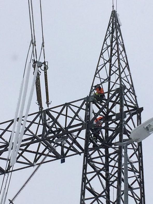 Kurtky &#8211; Yeniehir'de "saatte bir" kesinti yaandna dair ihbarlar var. Yetkililer kesintilerin enerji andan deil, frtna nedeniyle enerji nakil direklerinin devrilmesinden kaynaklandn aklamt