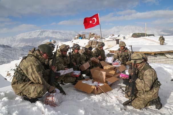 Bursa'da ortaokul rencilerinin hazrlad yiyecekler ile kaleme ald mektup ve iirler, terrle mcadelenin youn ekilde srd Hakkari'nin ukurca ilesindeki Gven Da askeri s blgesinde grev yapan Mehmetik'e ulatrld. rencilerin anlaml hediyeleri karsnda duygulanan askerler, 2 bin 193 rakml tepede okulun adnn yazl olduu pankart ap, rencilerin isimlerini tek tek okuyarak teekkr etti. Yarbay ahin: "Bizlere, bu ok kymetli hediyeleri gnderen btn arkadalarmza, kardelerimize, onlar yetitiren anne, baba ve deerli retmenlerine, Hakkari ukurca Gven Da'ndan en derin sevgi ve sayglarmz sunuyoruz"