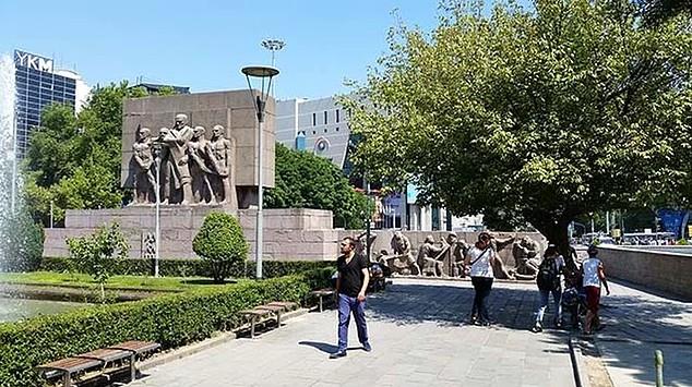 Nezegl Yldrm 81 yanda geimini salamak iin kar k dinlemeden, Ankara'da ku yemi satan bir kadn. 2 yl nce de haber olan Nezegl ninenin bu sefer gndem olma nedeni baka. Twitter'da harekete geen bir grup Nezegl nine iin yeni bir yardm kampanyas balatt.