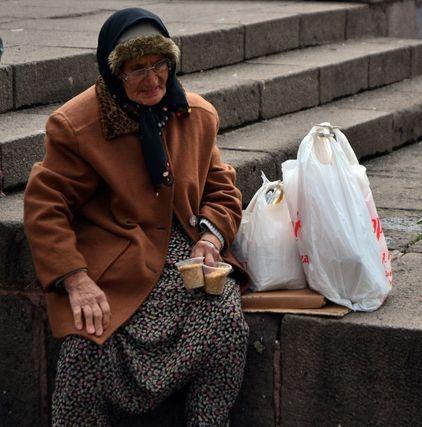 Bir anda Ankara'da yaayan birok kii Nezegl nineye yardm etmeye gitti.
