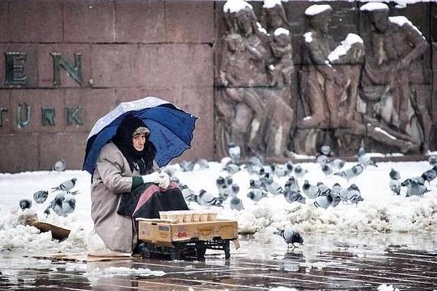 Esma Teyze, uzun yllardr Gvenpark'ta ku yemi satyor. Onu daha ok "Nezegl Nine" olarak tanyorlar.