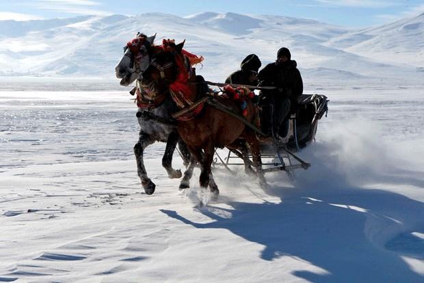 Ardahan'daki ldr Gl'n ziyaret eden yerli turistler, atl kzaklarla dolamann yan sra "eskimo usul" balk tutarak vakit geiriyor.