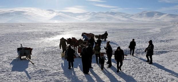 ARDAHAN'daki ldr Gl'n ziyaret eden turistler ve yerliler, eskimo usul balk tutuyorlar. Ortaya film sahnelerini aratmayan grntler kyor.