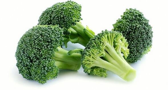 Brokoli: Detoksifiye edici antioksidanlar ile doludur.    Kaempferol ve izotiyosiyanatlardan zengindir, her ikisi de anti inflamatuar fitonutrientler (bitkisel besin eleri) dir.    nflamasyon Aratrma Dergisi Kasm 2010&#8217;da yaynlanan almada kaempferoln vcutta alerji oluumuna neden olan maddelerin etkisini azalttn gstermitir.    Brokoli belirgin miktarda iyi bilinen bir antiinflamatuar olan omega-3 ya asidi de iermektedir.