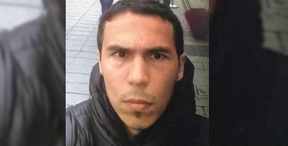 Grntlerde terristin bir gie sorumlusu ile konutuu grlyor. Grntnn bir dviz brosunda kaydedildii iddia ediliyor. Gvenlik glerinin zanly arama almalar ise sryor.