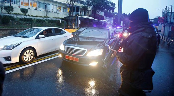 14 PHEL GZALTINDA<p>    Saldry gerekletirdikten sonra olay yerinden kaan terristi arama almalar devam ederken, stanbul Terrle Mcadele ube Mdrl ekiplerinin, u ana kadar 14 pheliyi gzaltna ald.