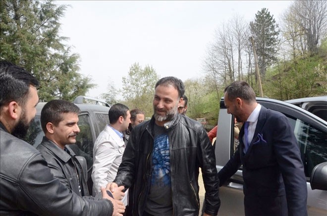 Erturul Gazi dizisinde Gmtekin karakterini canlandran Mehmet Polat, stanbul Beyolu'nda tant Zeynep Eren'i ili'deki evine davet etti. Ancak iddiaya gre ikili arasnda tartma yaand.