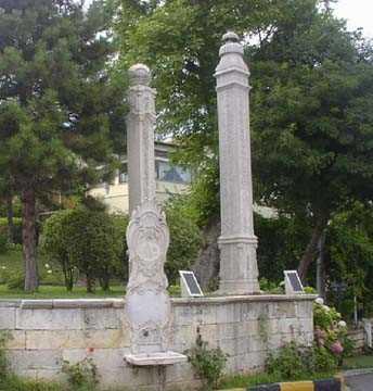 ONLARIN ADINA BESTELER YAPILDI, RLER YAZILDI VE ANITLAR DKLD    Beyaz tenli gen Enderun aalaryla gen Harem aalarnn oluturduu Lahanaclar-Bamyaclar rekabeti besteler yapld, iirler yazld, onlar sembolize eden antlar dikildi