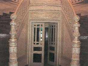 VALDE SULTAN'IN KASR-I DLKUASI    Yldz Teknik niversitesi, Rektrlk binasnn, ahap olan ana giri merdiveninin iki tarafnda da yine lahana eklinde trabzan balklar dikkat ekiyor. Sultan 2. Abdlhamid dneminde tmirt ve tdilt yaplarak kullanlan bu bin, Sultan Abdlmecid&#8217;in 1842 de annesi Bezmilem Vlide Sultan iin yaptrd Kasr- Dilk olduu tahmin ediliyor.