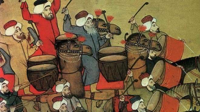 "LAHANAYA KUVVET, BAMYAYA LEZZET"    Saray bahelerinde yaplan karlamalar izleyenler "Lahana kuvvet, bamya lezzet" diyerek o gnn diliyle "teyi" (cesaretlenlendirmek) ediyorlard. Bu ayn zamanda tezahrat yapmak anlamna geliyordu.