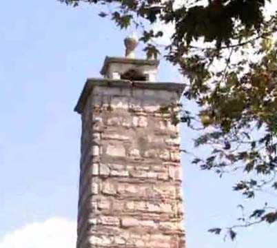 BAMYACILAR'IN ZRVE KEYF    skdar'daki tarihi Karacaahmet Mezarl'nn kesinde yer alan su terazisinin tepesindeki bamya figr ise muhtemelen Lahanaclar' malup eden Bamyaclar'n zirve keyfini sembolize ediyor.