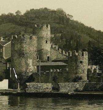 FOTORAFLARDA YAAYAN ANIT    Yldrm Beyazt'n ina ettirdii Anadoluhisar'nn nnde bulunan ant (kk ok iaretiyle) fotoraflarda yayor...