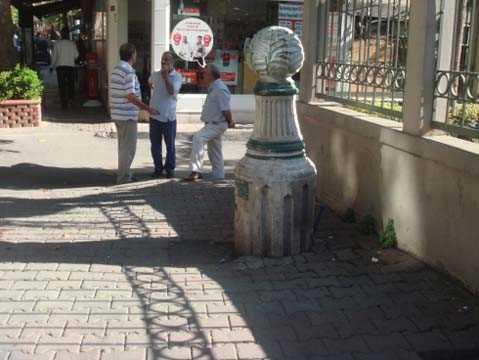 ENGELKY'DE SADE BR EME    Bugn skdar'dan Beykoz ynne sahil tarafndan giderken tarihi semt engelky'deki karakolun hemen nnde bulunan Serkavas Ahmet Aa emesi&#8217;nin tepesindeki figr Lahanaclar'n ansn yaatyor.