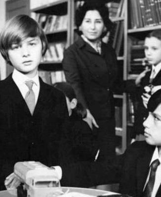 mercik adyla tannan mer Dnmez, Ayecik adyla tannan Zeynep Deirmenciolu'nun kuzeni.