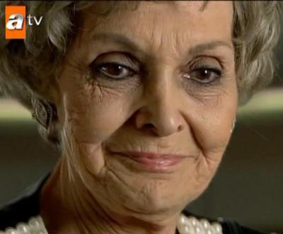 Usta oyuncu Suna Selen, Sinan Smer'in annesi...