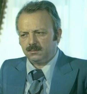 Kendisi gibi oyuncu olan Yaln Dmer'in babas olan Ekrem Dmer, 1928 ylnda stanbul'da dodu. Ticaret Lisesi'nden mezun olan Ekrem Dmer, sanat yaamna 1950'de &#8216;&#8216;Ceza Kanunu&#8217;&#8217; isimli tiyatro oyunuyla atld. Ses, stanbul ve Muzaffer Hepgler tiyatrolarnda alan Dmer, sinemada genellikle karakter rollerinde oynad.         Ekrem Dmer'in balca filmleri arasnda Bekiler Kral, Canikom, Gazeteci, Nokta ile Virgl ve Paldr Kldr bulunuyor.