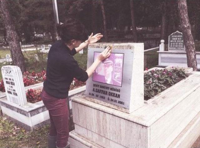 Gonca Vuslateri, 2001 ylnda Diyarbakr Emniyet Mdr'yken urad suikastte hayatn kaybeden Gaffar Okkan'n mezarn ziyaret etti. Ziyaret srasnda ektirdii fotoraf Instagram&#8217;da paylaan Vuslateri, yazd mesajla bilinmeyen bir ba aklad. Vuslateri mesajnda "amcam" kelimesini geirdi. Bunun zerine, Gaffar Okkan&#8217;n, Gonca Vuslateri &#8217;nin dedesinin halasnn olu olduu renildi.