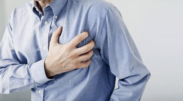 VCUDUNUZUN UYARILARINI DKKATE ALIN  <p>  Kendinizi dinlemeyi renin, vcudunuzun gnderdii gs ars, nefes darl ve arpnt gibi uyarlar grmezden gelmeyin. rnein gs arnz varsa, geer diye beklemeyin; en yakn acil servise gece-gndz fark etmeden bavurun. nk kalp krizinde zaman yaamsal nem tayor.