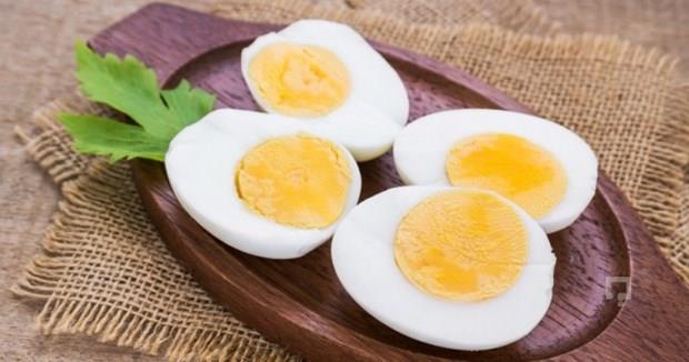 D VTAMN EKSKLNE DKKAT!  <p>  Son yllarda, birok almada D vitamini eksikliinin kalp yetmezlii ve inme gibi kalp damar hastalklarnda da risk faktr olduuna dair sonular izleniyor. Kardiyoloji Uzman Do. Dr. Gliz Erdem, D vitamini almann en etkili yolunun ise gne  olduunu belirterek u bilgileri veriyor: &#8220;Ancak k aylarnda, gne nlarnn dnya atmosferine girdii ann fazla olmas nedeniyle atmosfer byk lde, D vitamini sentezi iin gereken UVB nn engelliyor. Bu nedenle yeterli gne  alamadnz zaman D vitamini takviyeleri kullanmamz gerekebiliyor. Bunun iin ncelikle doktorunuza danarak D vitamini dzeyinizi ltrmeniz gerekiyor.&#8221;