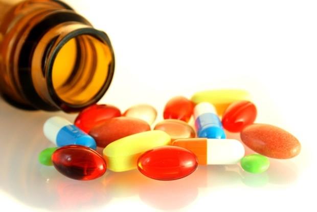 LALARINIZI DZENL KULLANIN  <p>  &#8220;Kalp hastalnz varsa, ilalarnz dzenli kullanmay ihmal etmeyin&#8221; uyarsnda bulunan Erdem, bunun nedenini ise yle aklyor: &#8220;K aylarnda sadece souk havann varl deil, fiziksel aktivitede azalma ve kilo alm da, kan basncnn ykselmesine sebep oluyor. Bu nedenle zellikle hipertansiyon sorununuz varsa k aylarnda kan basncnz dzenli olarak lmeyi alkanlk haline getirin. Unutmayn ki kan basncnzn ykseldiini hissetmemeniz, normal seviyede olduu anlamna gelmiyor. Kan basncnzda deiiklik varsa, doktorunuzla grmeden ilalarnz kesinlikle deitirmeyin.&#8221;