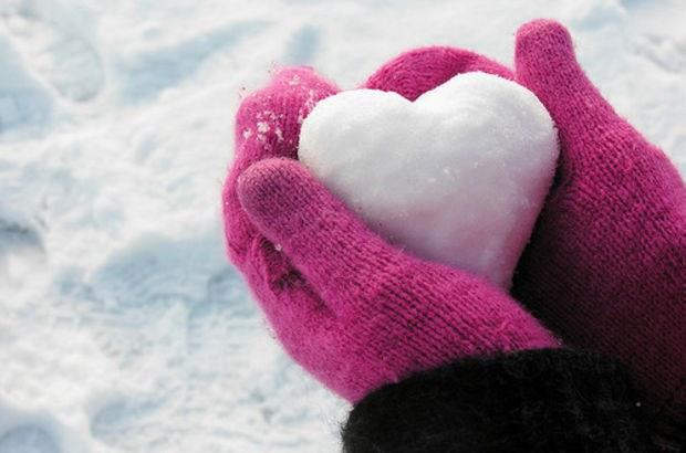 KAT KAT GYNN  <p>  Souktan korunmak iin tek bir kaln kyafet yerine, kat kat giyinmeye zen gsterin. nk bu ekilde giyinmek, bir eit yaltm grevi gren, fazladan bir hava tabakas oluturuyor. Bylece vcut ssnn daha iyi korunmasn salyor. Bamz vcut ssnn kaybedildii balca blgelerden biri, dolaysyla sokaa karken apka takmay ihmal etmeyin. zellikle donmaya daha duyarl olan kulaklarnz ve abuk s kaybeden ellerinizi koruyacak ekilde giyinmeyi unutmayn.