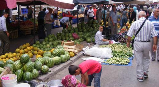 Her hafta Tarlaba pazarna gidip meyve ve sebzeleri ok pahalya alyorsan ama yine de pazarlk yapyorsan