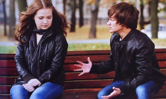 Sorulara, soruyu tekrarlayarak yant vermeye baladysan