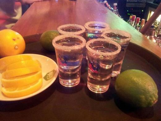 Taksim'deki tm happy-hour mekanlarn biliyorsan