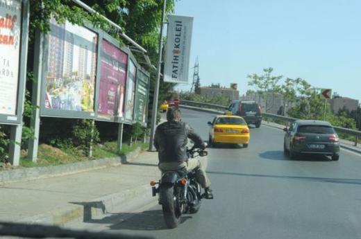 Motosikletlilerin kasksz ve ters ynde gitmesi sana normal geliyorsa