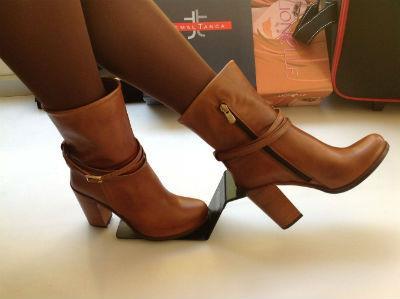 Bir eve girdiinde ayakkablarn kendiliinden karyorsan