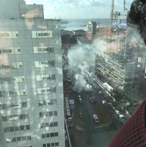 zmir Adliyesi C Kaps yaknlarndaki hkim ve savc otoparknda bomba ykl bir ara inflak ettirildi. Saldrnn ardndan atma karken, bir terristin etkisiz hale getirildii, ikinci terristin de sren atmann ardndan etkisiz hale getirildii akland.