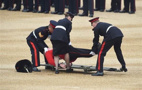 Baylan ngiliz asker, yaanan ksa sreli aknln ardndan sedyeyle gtrlmt.