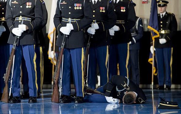 Basna yansyan fotoraflarda, kendinden geerek yere den askere olayn yaand anda kimsenin mdahale etmedii grlyor.