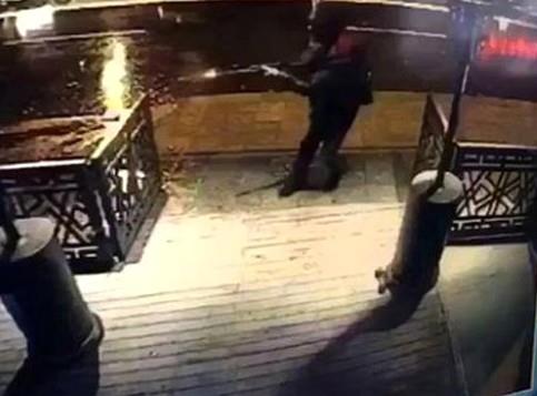 "NOEL BABA ARKADAIMIZ"    Grmek, "Terrist Noel Baba kyafetliydi" iddialarn ise yle aydnlatt: "eride Noel Baba kyafetli birini grdm. Bir sre gz gze geldik. ok ses olduu iin konuamadk.