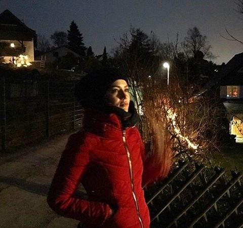 Evcen'in annesi ve babasnn yan sra kz kardeleriyle de gren zivit'in yakn evresinden alnan bilgiye gre oyuncu, bu yln Temmuz aynda dn yapmak istediini syledi.