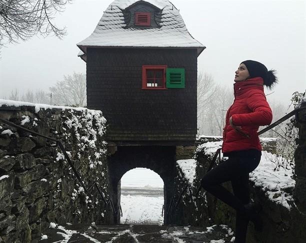 Teklif karsnda gzyalarna hakim olamayan Evcen'den 'evet' yantn alan zivit, her eyin Trk gelenek ve greneklerine uygun bir ekilde ilerlemesi iin de Evcen Ailesi'nin kapsn ikinci kez ald.